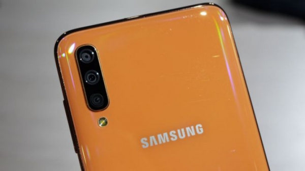 Samsung представил смартфон с выдвижной вращающейся камерой