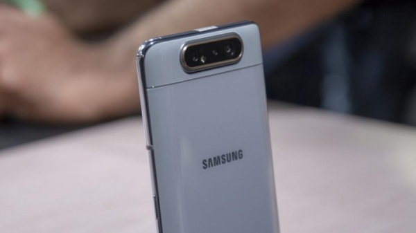 Samsung представил смартфон с выдвижной вращающейся камерой