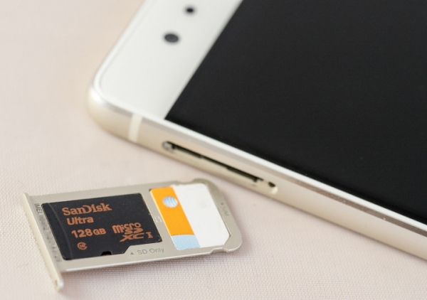 Huawei теперь не сможет выпускать смартфоны со слотом для карт microSD