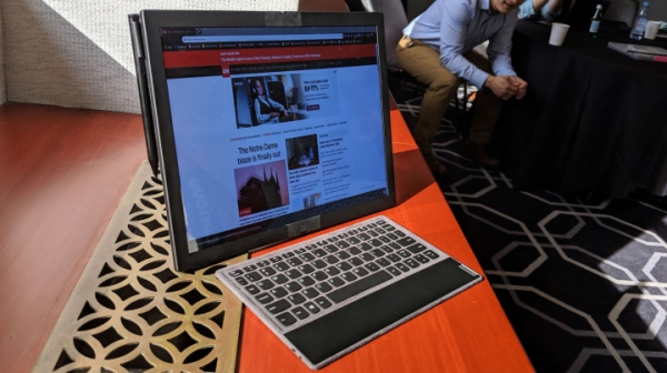 Lenovo показал первый гибкий ноутбук