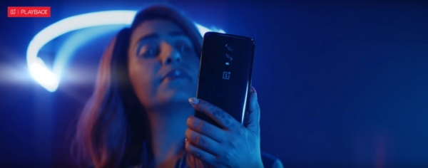 Индийская певица сняла OnePlus 7 Pro в своём клипе