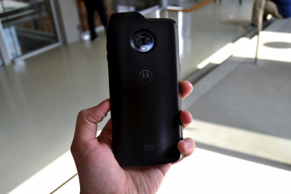 Motorola запустила продажи модульного смартфона Moto Z4