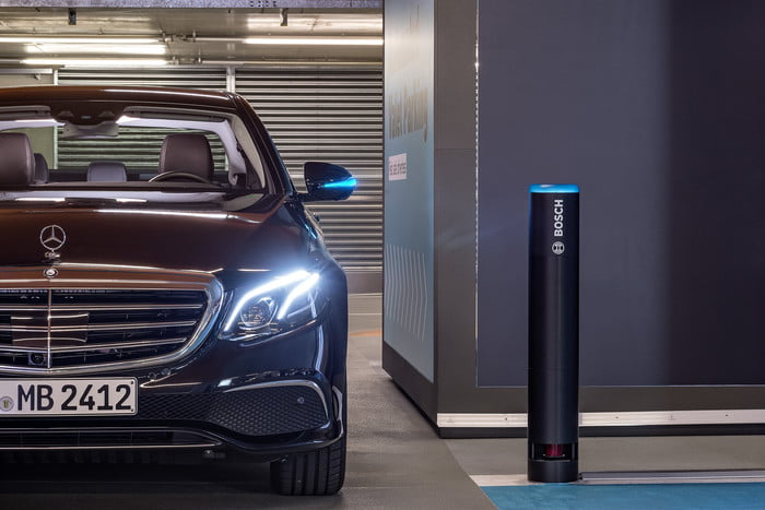 Daimler и Bosch представили первую систему автономной паковки