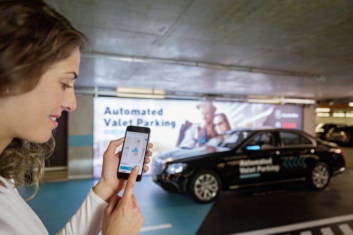 Daimler и Bosch представили первую систему автономной паковки