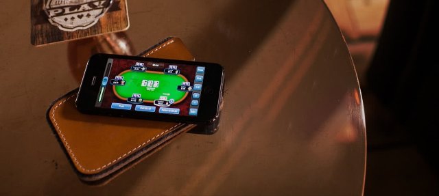 Стоит ли играть в покер на телефоне или нет?