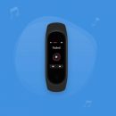 Xiaomi Mi Band 4 с цветным экраном появился на «живых» фотографиях Xiaomi Mi Band 4 с цветным экраном появился на «живых» фотографиях